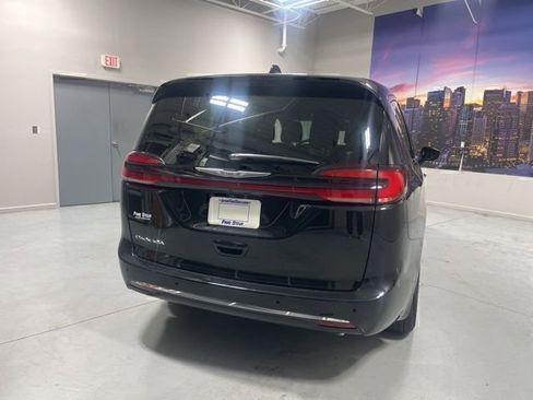 New 2026 Chrysler Pacifica Select image 28