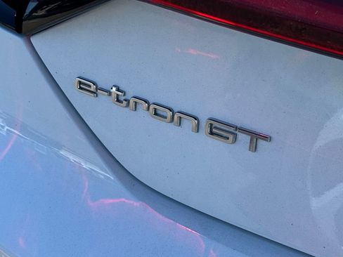 Used 2022 Audi e-tron GT Premium Plus image 11