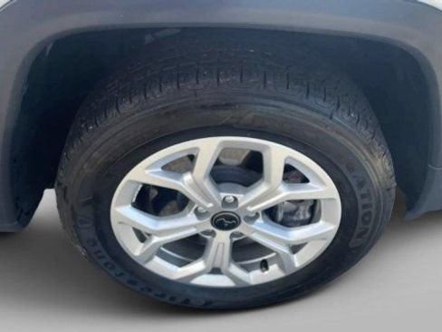 Used 2025 Jeep Compass Latitude AWD/4WD image 4