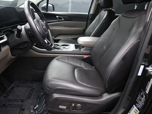 Used 2025 Kia Carnival FWD image 12