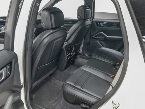 Used 2022 Porsche Cayenne Platinum Edition AWD/4WD image 27