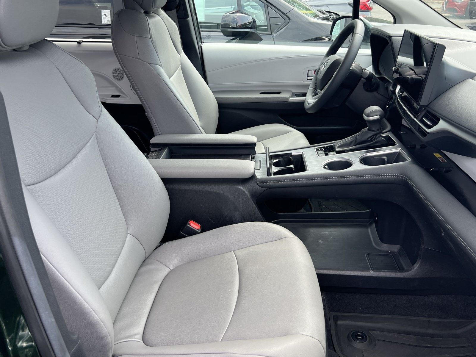Used 2025 Toyota Sienna XLE AWD/4WD image 24