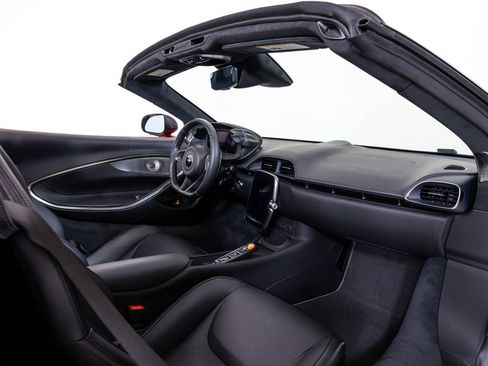Used 2025 McLaren Artura Spider RWD image 26