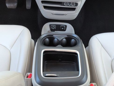 Used 2021 Chrysler Pacifica Touring-L w/ Premium & Safety Sphere Group FWD image 19