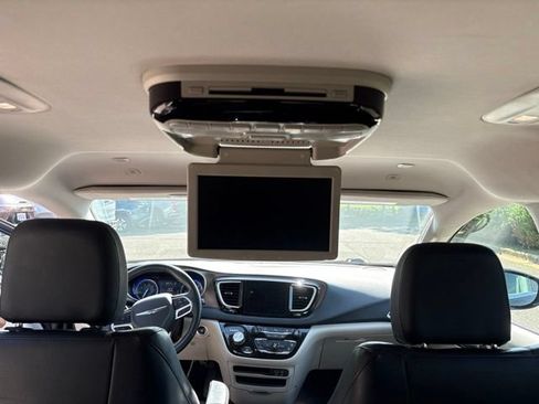 Used 2018 Chrysler Pacifica Touring-L w/ Premium Audio Group FWD image 10