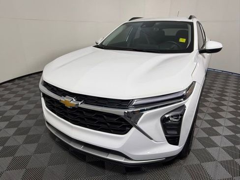 Used 2025 Chevrolet Trax LT w/ LT Convenience Package image 2