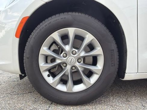 Used 2026 Chrysler Pacifica Select AWD/4WD image 10