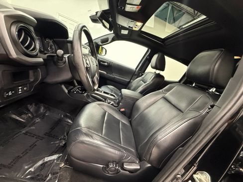 Used 2018 Toyota Tacoma TRD Sport AWD/4WD image 17