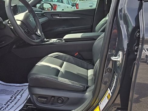 Used 2025 Toyota Camry SE w/ Convenience Package image 9