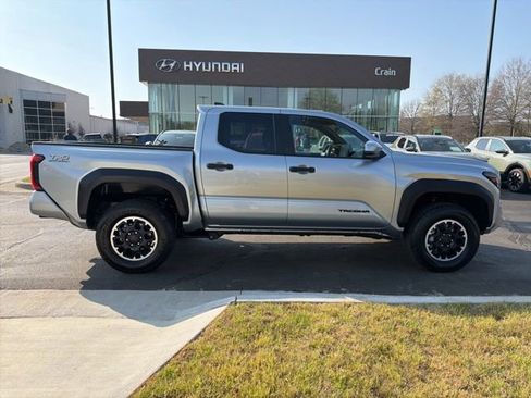 Used 2024 Toyota Tacoma TRD Off-Road AWD/4WD image 9