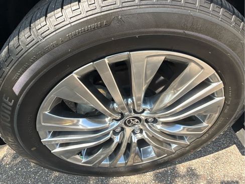 Used 2024 Toyota Venza Limited AWD/4WD image 2
