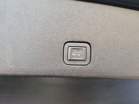 Used 2025 Cadillac XT6 Premium Luxury image 16