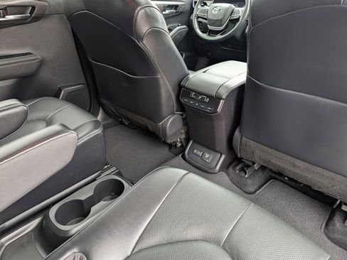Used 2023 Toyota Highlander Limited image 34