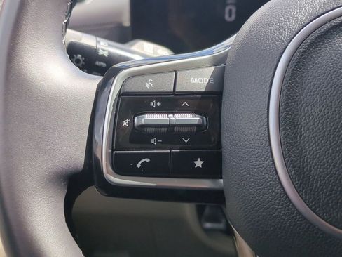 Used 2025 Kia Carnival image 21