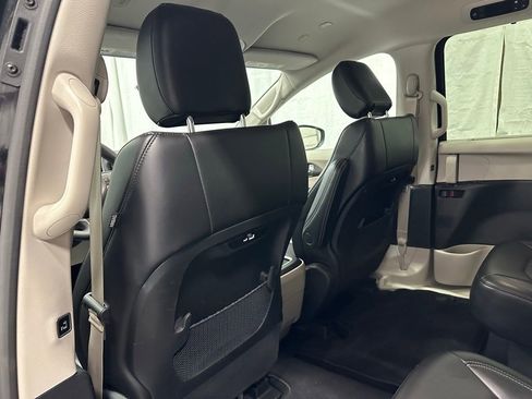 Used 2023 Chrysler Pacifica Touring-L image 49