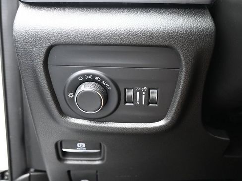 Used 2025 Jeep Grand Cherokee Laredo w/ Luxury Tech Group I AWD/4WD image 12