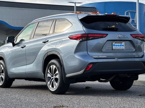 Used 2023 Toyota Highlander XLE image 3