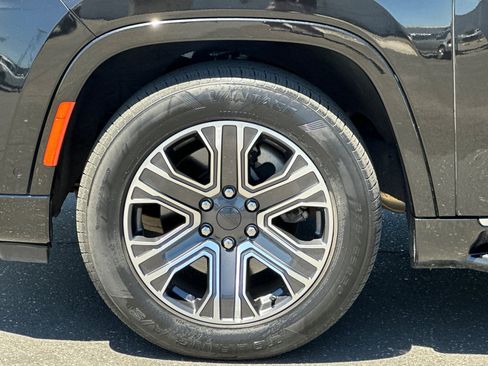 Certified 2023 Jeep Wagoneer L Series II AWD/4WD image 27