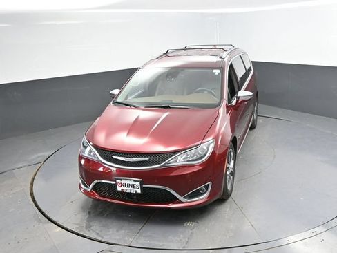 Used 2017 Chrysler Pacifica Limited FWD image 40
