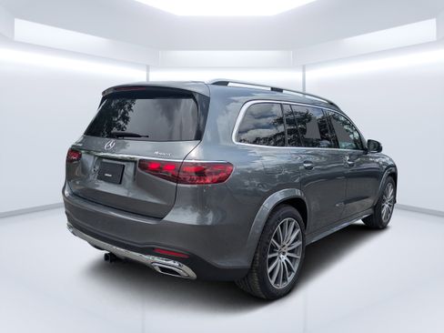 Used 2025 Mercedes-Benz GLS 450 4MATIC image 3