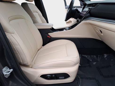 Used 2025 Jeep Grand Cherokee Limited image 10