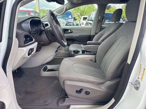Certified 2020 Chrysler Pacifica Touring w/ Advanced Safetytec Group FWD image 10