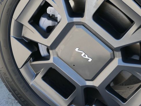 Used 2026 Kia Carnival EX image 11