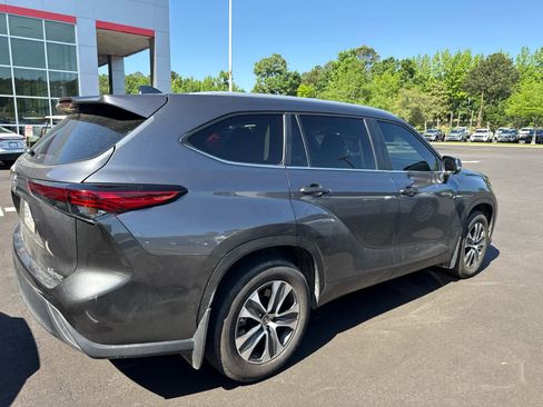 Used 2023 Toyota Highlander XLE AWD/4WD image 4