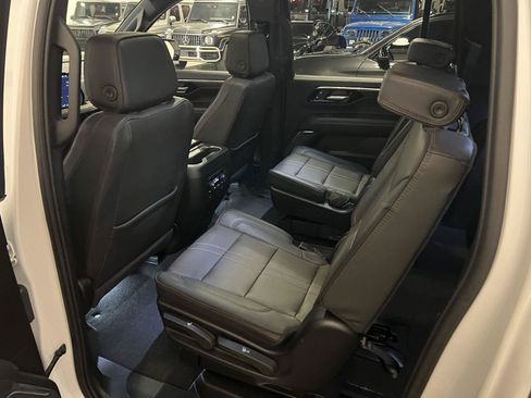 Used 2025 Chevrolet Suburban High Country AWD/4WD image 34