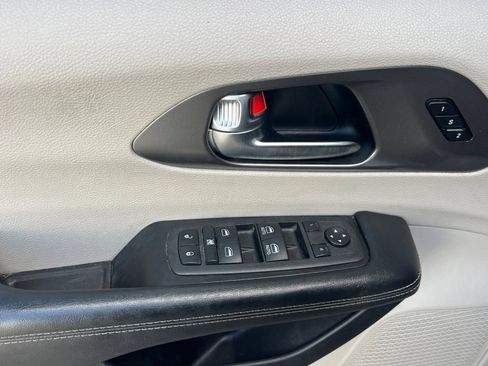 Used 2022 Chrysler Pacifica Touring-L FWD image 11