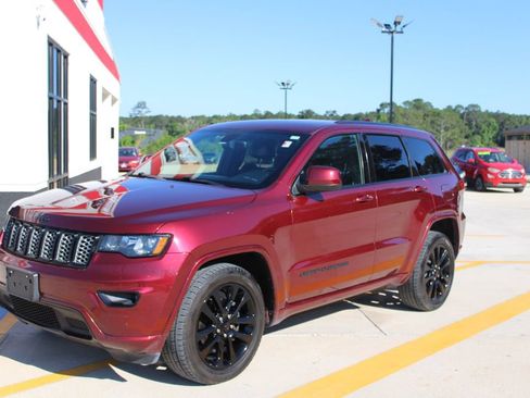 Used 2017 Jeep Grand Cherokee Altitude AWD/4WD image 1