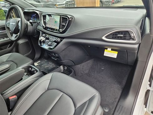 New 2026 Chrysler Pacifica Select image 19