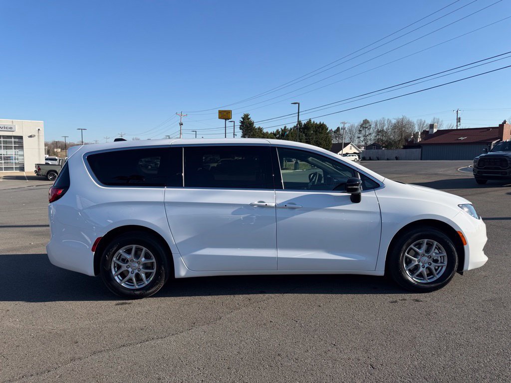 Used 2026 Chrysler Voyager LX FWD image 2