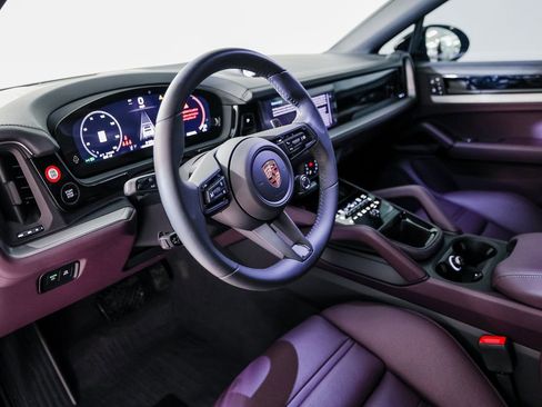 Certified 2025 Porsche Cayenne Coupe image 4