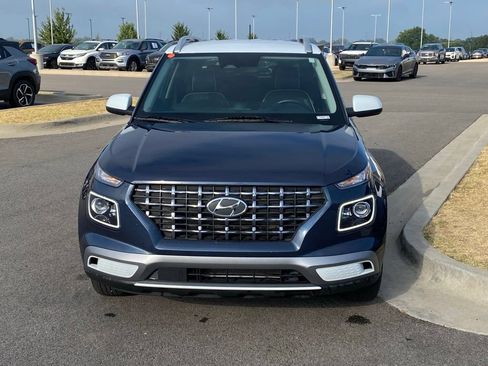 Used 2025 Hyundai Venue Limited FWD image 2