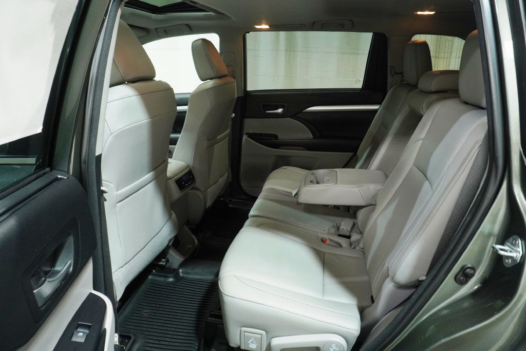 Used 2018 Toyota Highlander XLE AWD/4WD image 14