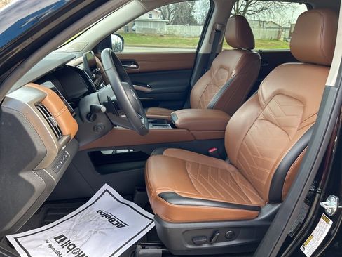 Used 2024 Nissan Pathfinder Platinum image 31