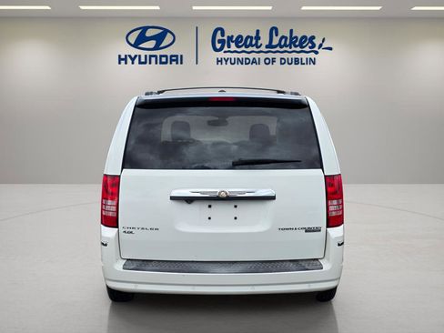 Used 2009 Chrysler Town & Country Limited w/ Entertainment Group #3 FWD image 4