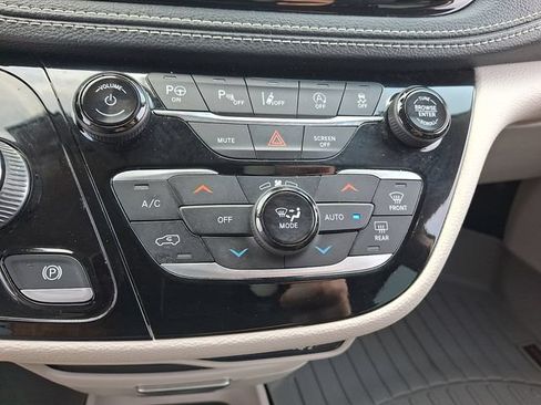 Used 2023 Chrysler Pacifica Touring-L FWD image 17