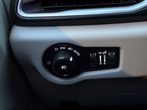 Used 2019 Chrysler Pacifica Touring-L image 22