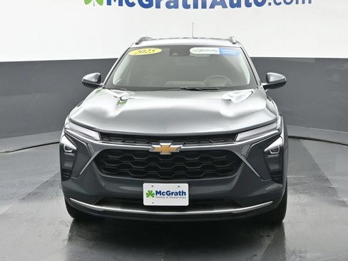 Used 2025 Chevrolet Trax LT w/ LT Convenience Package FWD image 6