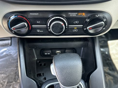 Used 2025 Kia Soul LX FWD image 28