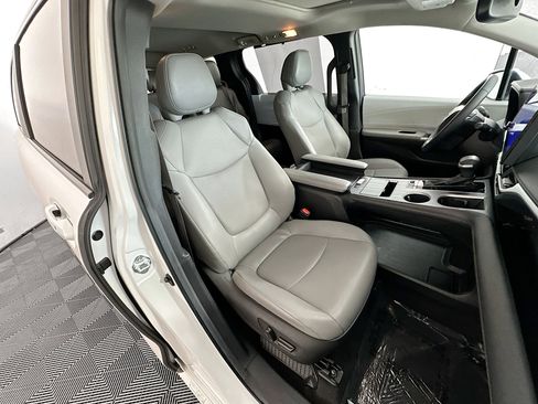 Used 2025 Toyota Sienna XLE FWD image 27
