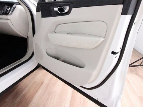 Certified 2025 Volvo XC60 B5 Core w/ Protection Package Premier image 23