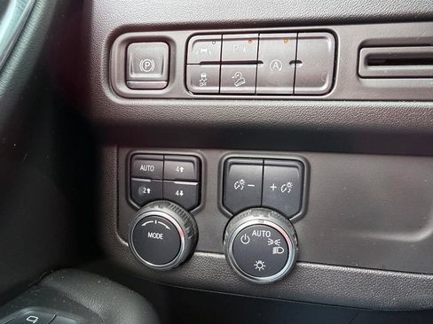 Used 2024 Chevrolet Tahoe Premier AWD/4WD image 45