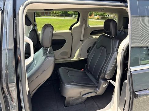 Used 2023 Chrysler Pacifica Touring-L AWD/4WD image 14
