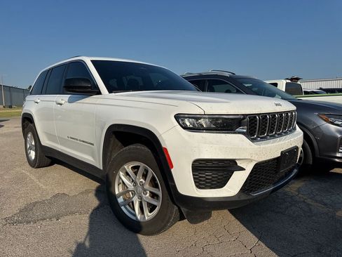 Used 2024 Jeep Grand Cherokee Laredo X AWD/4WD image 2