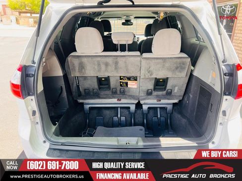 Used 2018 Toyota Sienna LE w/ Carpet Mat Package FWD image 11