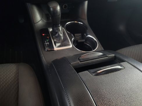 Used 2018 Toyota Highlander LE FWD image 26