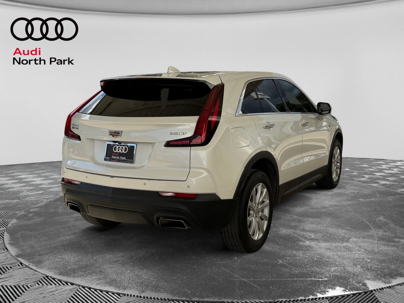 Used 2023 Cadillac XT4 Luxury w/ Cold Weather Package FWD image 5